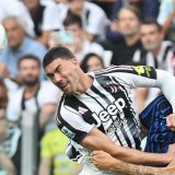 Le derby d'Italie a finalement tourné en faveur de la Juve de Dusan Vlahovic (à gauche). KEYSTONE/EPA/ALESSANDRO DI MARCO